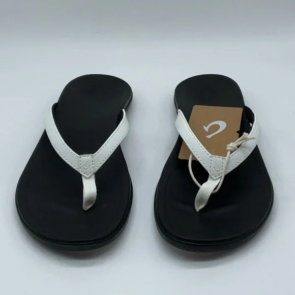 OluKai Ho’pio woman’s beach sandal white/onyx - Picture 2 of 5